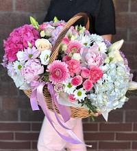 Композиция солнечный день в Хатажукае Цветочная композиция из Розы, Хризантемы, Пионы и Лизиантусы в корзине в Хатажукае