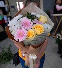 Букет цветов из:  Герберы, Розы и Хризантемы в Хатажукае